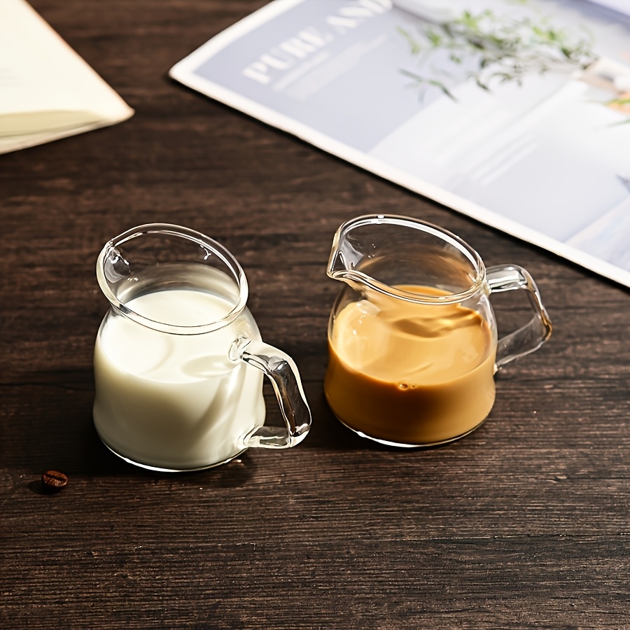 Barista Milk Jug - 2個ミニガラスエスプレッソカップクリーマーピッチャー、ハンドル付き3.5オンス透明コーヒーポット、コーヒーミルク用電子レンジ対応ミルクジャグ、ミルク