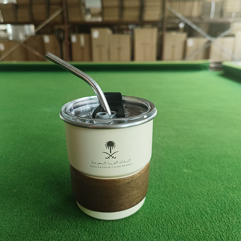 Coffee Tea Name - サウジアラビアの国章ロゴ入りステンレス鋼製カップ、蓋付き木製ビールマグ、300ml、アウトドアキャンプ用コーヒーマグ、ストロー付き