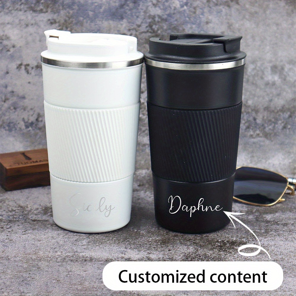 Coffee Tea Name - 名前を刻印できるステンレス製のトラベルコーヒーマグ。フリップ式の蓋と滑り止め加工のスリーブ付き。保温・保冷機能があり、持ち運びにも便利。